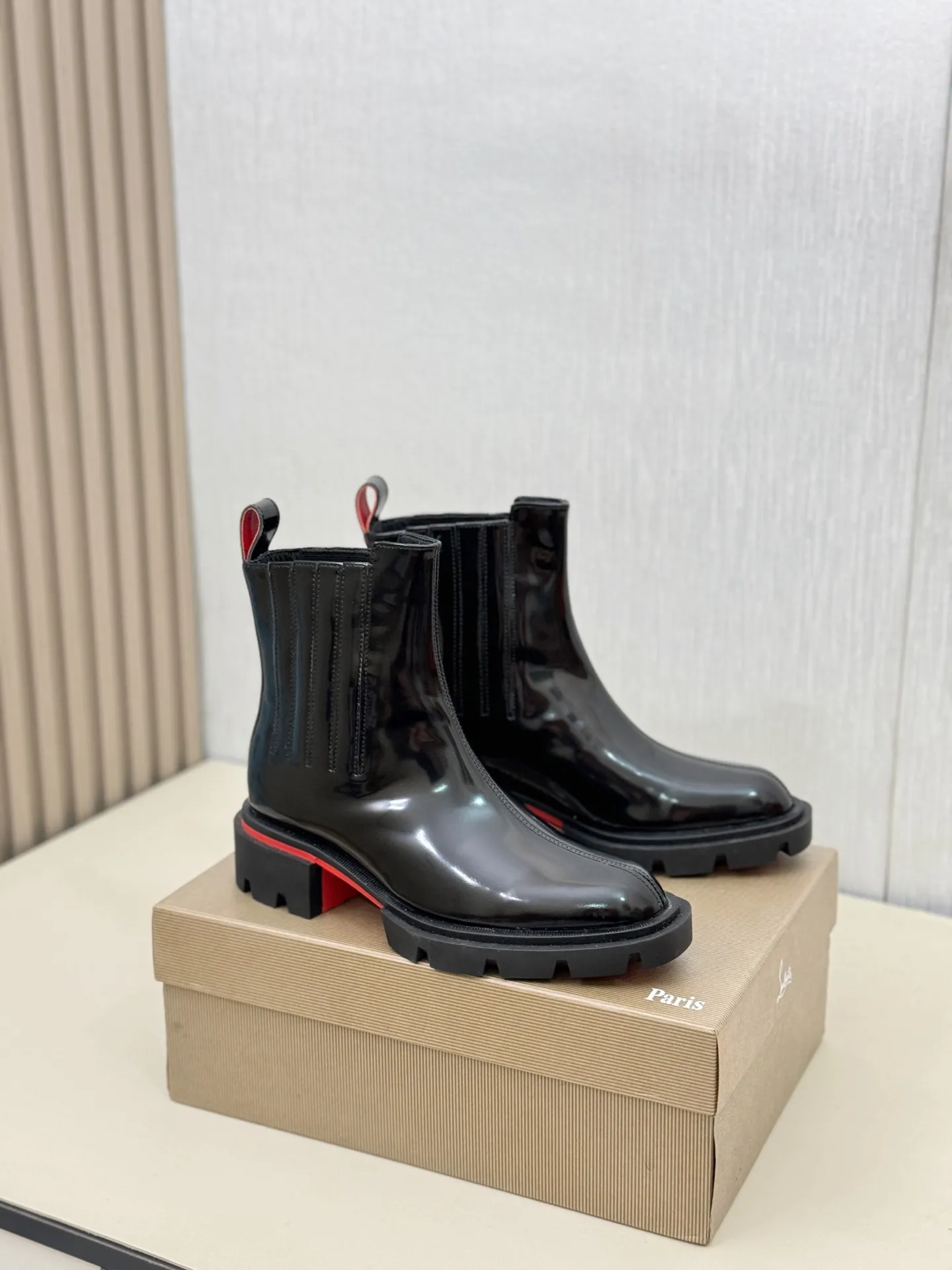 [CL～High-end men’s red-soled shoes] Top P: 940💰. Size: 39-44 (38.45.46 can be customized) 🆑Top original purchase agent Imported open-edge bead fabric and water-dyed cowhide inside 🉑️ Imported TPU rubber sole, wear-resistant and non-slip, full of European style.